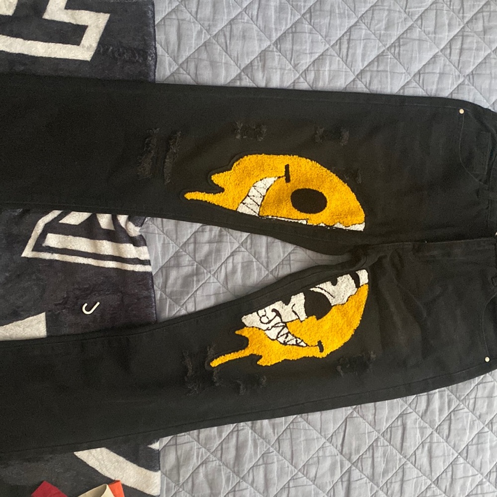 Black graphics jeans.